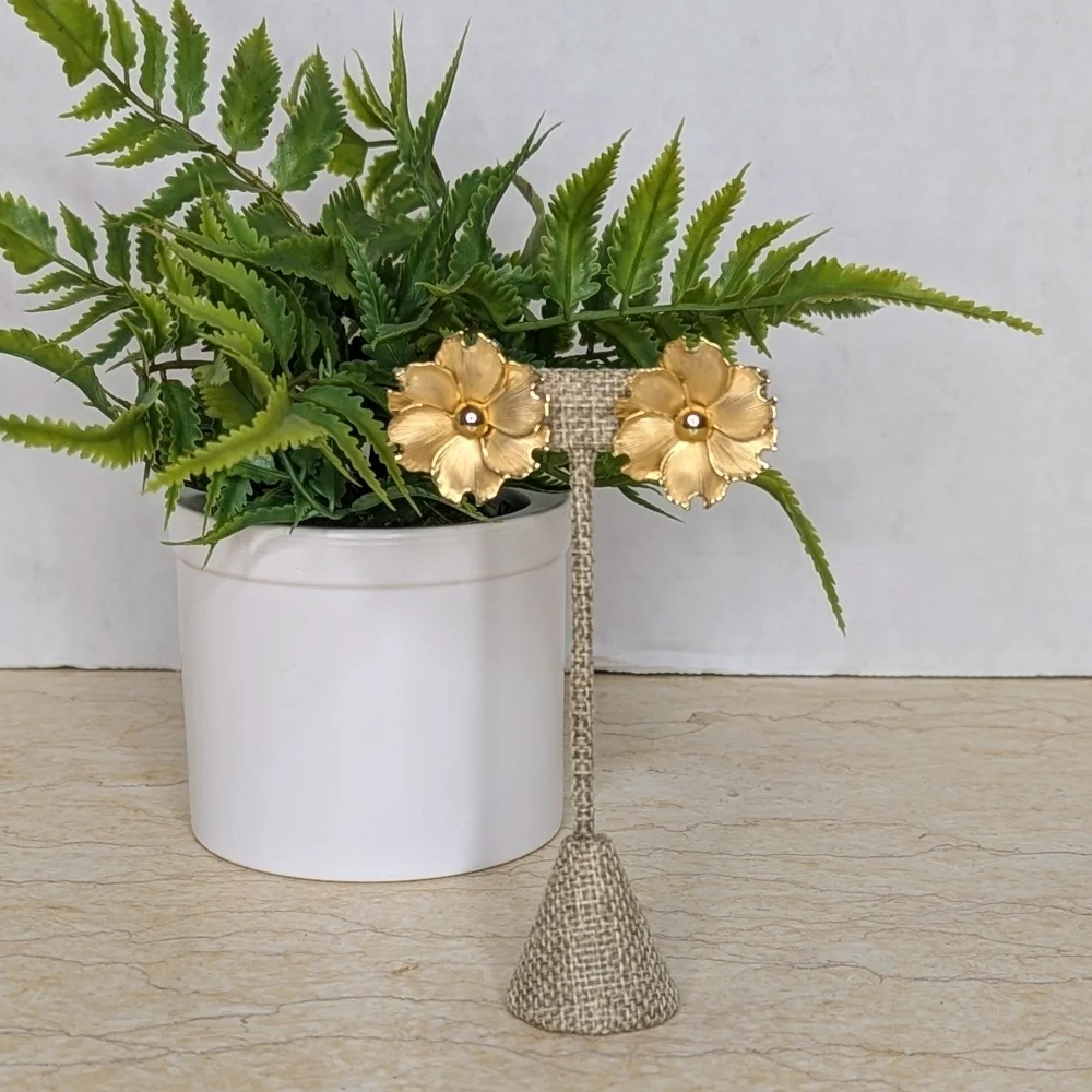 Vintage Coro Gold Tone Flower Clip- On Classic Earrings 60's 70's - Picture 7 of 7